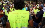 Des gilets jaunes dans le jardin de la Préfectur