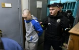Le soldat russe Vadim Chichimarine, accusé d'avoir abattu un civil ukrainien, arrive pour son procès dans la salle d'audience du tribunal de Kiev, le 18 may 2022 en Ukraine
