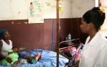 La petite Frangeline, victime de la rougeole, et sa mère Soa Robethine (au centre), dans un établissement de soins dans le village d'Anivorano, à Madagascar,le 27 février 2019