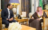 Une photo obtenue auprès du palais royal saoudien montrant le roi Salmane (D) recevant le Premier ministre libanais démissionnaire Saad Hariri (G) à Ryad le 6 novembre 2017