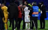 Anthony Lopes et Houssem Aouar discutent avec les supporters lyonnais, après un mouvement d'humeur de ces derniers à l'encontre de Marcelo, à l'issue du match contre Leipzig, le 10 décembre 2019 à Décines-Charpieu