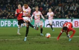 Le milieu de terrain de Leipzig Christopher Nkunku ouvre le score sur le terrain d'Hanovre, lors du quart de finale de la Coupe d'Allemagne, le 2 mars 2022