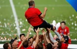 L'entraîneur Hansi Flick porté en triomphé par ses joueurs après la victoire du Bayern Munich en finale de la Ligue des champions à Lisbonne, le 23 août 2020 
