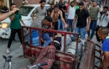 Des Palestiniens blessés sont transportés à l'hôpital Nasser de  Khan Younès, dans le sud de la bande de Gaza, le 9 juillet 2024, après une frappe meurtrière sur une école proche