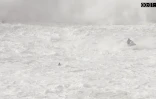 Emporté par une série de vagues gigantesques, un surfeur s'en sort de justesse