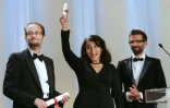 L'autrice de BD Marjane Satrapi (c) reçoit le prix du jury au festival de Cannes aux côtés du réalisateur Vincent Paronnaud (d), le 27 mai 2007