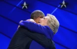 Barack Obama et Hillary Clinton pendant la convention d'investiture démocrate à Philadelphie, le 27 juillet 2016