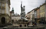 Une statue enveloppée pour la protéger d'éventuels bombardements dans le centre de Lviv, en Ukraine, le 5 mars 2021
