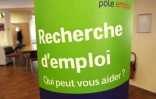 Le nombre d'inscrits à Pôle emploi n'a que très légèrement baissé au deuxième trimestre, les embauches ont reculé et les créations d'emplois privés ont ralenti