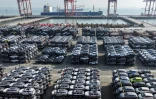 Des voitures électriques BYD et des véhicules d'autres marques destinées à l'exportation attendent dans le port de Taicang à Suzhou, dans la province du Jiangsu, dans l'est de la Chine, le 7 avril 2025