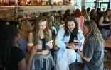 Des jeunes femmes se rencontrent dans un bar à Londres à la recherche de colocataires, dans le style d'un speed dating, le 11 mai 2024