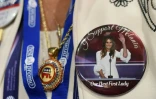 Une militante pro-Trump arbore un badge Ă l'effigie de Melania Trump, Ă Cleveland le 19 juillet 2016