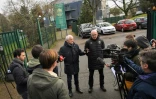 Des membres du FC Nantes interrogés par des journalistes sur la disparition d'Emiliano Sala, devant le centre d'entraînement de la Jonelière près de Nantes, le 22 janvier 2019