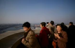 Des touristes chinois sur la tour du Juche à Pyongyang, le 15 avril 2019