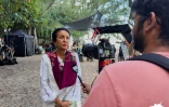 Région Réunion : la présidente de Région en visite sur le tournage de la série Les chercheurs d'or