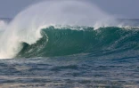 houle en bord de mer avec de grosses vagues