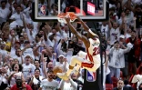 Jimmy Butler, intenable, au dunk lors du match de play-offs de sa franchise de Miami Heat contre les Milwaukee Bucks, le 24 avril 2023 à Miami