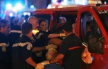 Des personnes réagissent, émues, après l\'attaque de Nice en France, le 15 juillet 2016