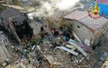 Photo diffusée par les pompiers italiens le 12 décembre 2021 montrant l'effondrement d'un immeuble de quatre étages à Ravanusa, en Sicile