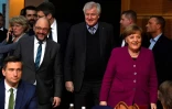 La chancelière allemande Angela Merkel (Centre D), le leader du (SPD) Martin Schulz (Centre G) et le bavarois conservateur (CSU), Horst Seehofer, dans les quartiers généraux du (SPD) le 2 février 2018 à Berlin