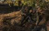 Des soldats ukrainiens se préparent à tirer au mortier sur des positions russes, dans la région de Kherson, le 6 novembre 2023