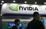 Des personnes passent devant le logo de Nvidia à Séoul, le 22 octobre 2025