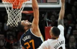 Le Français d'Utah Jazz Rudy Gobert (g) tente un panier face à Damian Lillard des Portland Trail Blazers, le 25 octobre 2016 à Portland (Oregon)