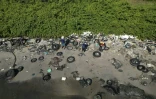 Vue aérienne de déchets sur une plage de l'île de Pombeba, à Rio de Janeiro, le 27 février 2025 au Brésil