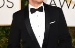Malgré son élégant smoking, c'est pour sa blague de mauvais goût sur la poitrine de Jennifer Lopez que l'acteur Jeremy Renner s'est fait remarquer aux Golden Globes le 10 janvier 2015