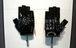 Les célèbres gants du couturier Karl Lagerfeld, lors de l'exposition "A line of beauty" qui rend hommage au créateur, le 1er mai 2023 au Metropolitan museum de New York 