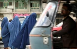 Des femmes en burqa attendent un taxi à Kaboul, le 31 juillet 2021