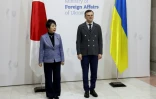 La cheffe de la diplomatie japonaise Yoko Kamikawa (G) et son homologue ukrainien Dmytro Kuleba, le 7 janvier 2024 à Kiev