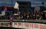 Des manifestants rassemblés sur un pont surplombant une autoroute, le 28 janvier 2025 à Belgrade