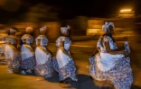 Des femmes interprètent la "fuite", danse traditionnelle de la communauté noire, lors des célébrations de l'enfant Jésus, le 18 février 2018 à Quinamayo, en Colombie