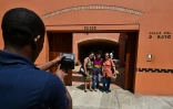 Des touristes posent devant la maison de l'écrivain Gabriel Garcia Marquez à Carthagène le 22 mai 2016