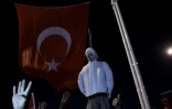 Des partisans d'Erdogan pendent une effigie du prédicateur Fethullah Gulen lors d'un rassemblement place Taksim à Istanbul le 18 juillet 2016