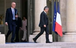 Le ministre de l'Economie Roland Lescure, à gauche, et à sa droite le ministre de la Justice Gérald Darmanin à l'issue du Conseil des ministres à Paris le 24 août 2026