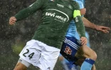 Le capitaine stéphanois Loïc Perrin (g) dispute un ballon aérien avec l'attaquant marseillais Valère Germain, le 9 février 2018 au stade Geoffroy-Guichard