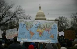  Des manifestants brandissent des pancartes pour protester contre le démantèlement de l'Agence américaine pour le développement USAID à Washington le 5 février 2025  