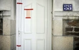 Photo prise le 23 avril 2011 à Nantes de scellés apposés sur la porte d'entrée du domicile de Xavier Dupont de Ligonnès, soupçonné d'avoir tué sa femme et ses quatre enfants en 2011