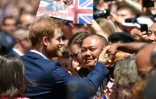 Le prince Harry salue la foule rassemblée devant l'Opéra de Sydney, le 16 octobre 2018 en Australie