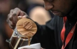Un membre du jury verse du café lors d'une compétition de baristas au Paris Coffee show, le 27 mai 2019