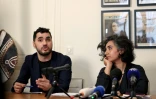 Jonathan Dagher, responsable du Moyen-Orient à Reporters sans frontières (RSF), et l'avocate franco-iranienne Chirinne Ardakani, lors d'un point presse en soutien à Narges Mohammadi, le 5 mai 2026 à Paris 
