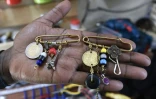 Broche réalisée par l'artiste kényan Evans Ngure dans son atelier à Nairobi, le 2 août 2018