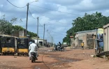 Des habitants dans une rue de Doropo, près de la frontière avec le Burkina Faso, le 12 otobre 2025 dans le nord-est de la Côte d'ivoire