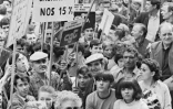 Des ouvriers et ouvrières grévistes réclament des augmentations de salaire lors d'une manifestation le 24 mai 1968 à Paris