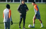 Les joueurs de l'Inter à l'entraînement autour de leur coach Simone Inzaghi à Milan le 11 décembre 2023 à la veille d'affronter la Real Sociedad