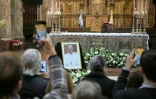 Des fidèles prennent des photos dans la cathédrale de Buenos Aires, le 21 avril 2025