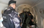 Photo communiquée par la présidence colombienne montrant des prisonniers en cours de transfert à bord d'un avion à Medellin, le 8 août 2026