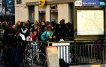 Foule à l'entrée d'une station de métro à Paris, le 20 décembre 2019